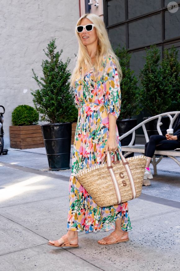 "J’ai voulu essayer mais ce n’est vraiment pas fait pour moi."

Le mannequin et actrice allemande Claudia Schiffer affiche un large sourire en quittant son hôtel à New York, le 19 octobre 2017.


Photo : Backgrid USA / Bestimage