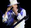 Carlos Santana et le reste du groupe ont également rendu un hommage vibrant à celui qu'ils considéraient comme "l'un des meilleurs chanteurs de la planète".

Carlos Santana en concert à Milan, le 27 Juillet 2013.

©Bestimage