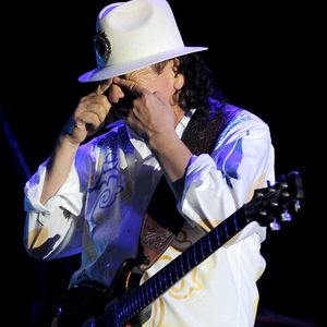 Carlos Santana et le reste du groupe ont également rendu un hommage vibrant à celui qu'ils considéraient comme "l'un des meilleurs chanteurs de la planète".
Carlos Santana en concert à Milan, le 27 Juillet 2013.
©Bestimage