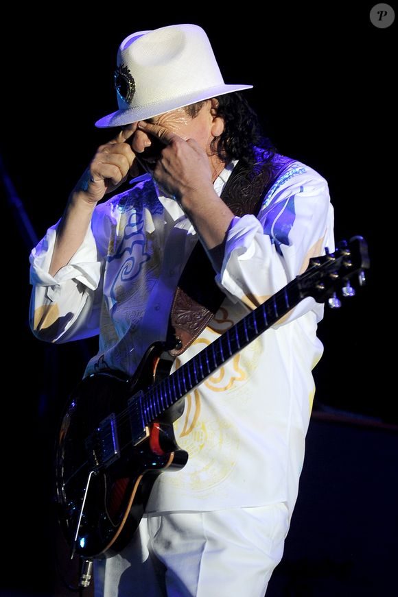 Carlos Santana et le reste du groupe ont également rendu un hommage vibrant à celui qu'ils considéraient comme "l'un des meilleurs chanteurs de la planète".

Carlos Santana en concert à Milan, le 27 Juillet 2013.

©Bestimage