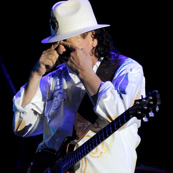 Carlos Santana et le reste du groupe ont également rendu un hommage vibrant à celui qu'ils considéraient comme "l'un des meilleurs chanteurs de la planète".

Carlos Santana en concert à Milan, le 27 Juillet 2013.

©Bestimage