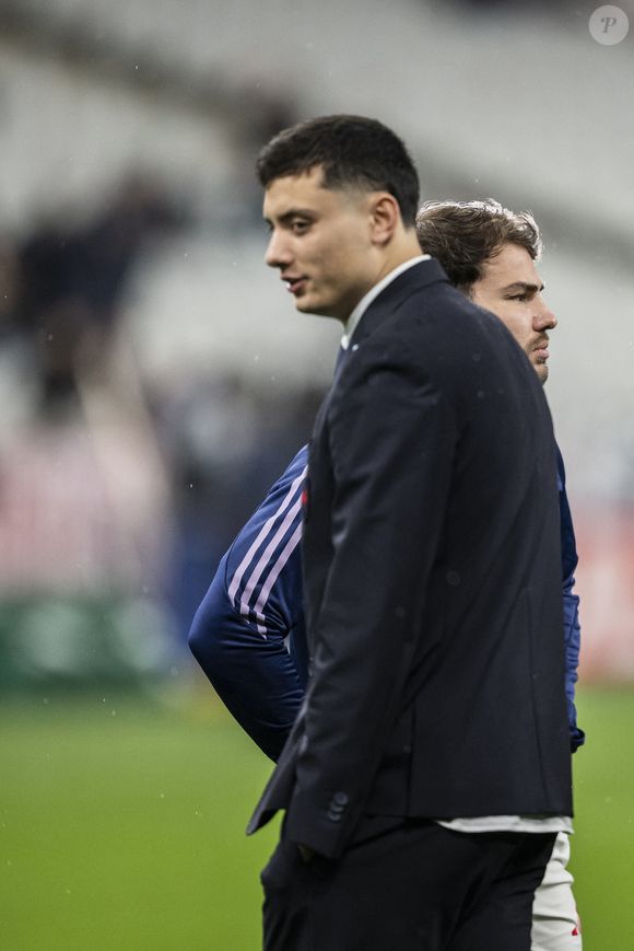 Antoine Dupont et Louis Bielle-Biarrey avant le match international de rugby des Six Nations entre la France et l'Irlande au Stade de France à Saint-Denis, en banlieue parisienne, le 5 février 2026.Photo par Eliot Blondet/ABACAPRESS.COM