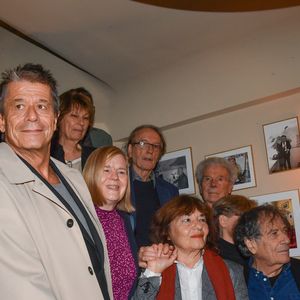 Emmanuel Carrère et Nina Allan - E.Carrère ("Kolkhoze") et N.Allan ("Les bons voisins"), lauréats respectifs du "Prix Médicis" et du "Prix Médicis Etranger" au restaurant La Méditerranée à Paris, le 5 novembre 2025. 
© PixPlanete / Bestimage