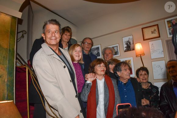 Emmanuel Carrère et Nina Allan - E.Carrère ("Kolkhoze") et N.Allan ("Les bons voisins"), lauréats respectifs du "Prix Médicis" et du "Prix Médicis Etranger" au restaurant La Méditerranée à Paris, le 5 novembre 2025. 
© PixPlanete / Bestimage
