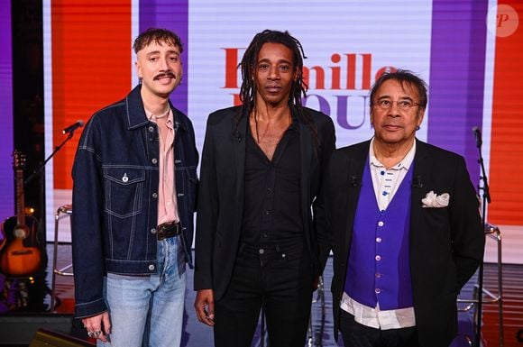 Laurent Voulzy et ses fils Cliff Schneider et Julien Voulzy en backstage de l'enregistrement de l'émission "Famille je vous aime" présentée par M.Drucker et qui sera diffusée le 29 décembre sur France 3, au studio Rive gauche, à Paris, France, le 2 décembre 2025. © Gaffiot-Perusseau/Bestimage