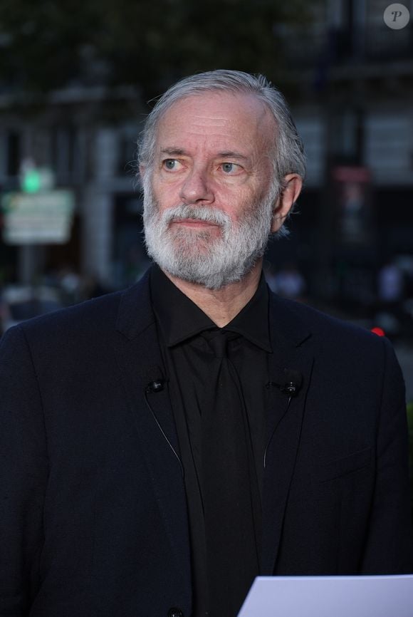 sur un tournant qu'on avait pas vraiment vu venir :

Exclusif -   Francis Huster lors de la soirée des 90 ans du prix des Deux Magots à Paris le 25 septembre 2023.

© Denis Guignebourg / Bestimage