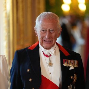 Le roi Charles III arrive au banquet d'État offert par le président français Emmanuel Macron et son épouse Brigitte Macron, au château de Windsor, dans le Berkshire, le premier jour de la visite d'État du président français au Royaume-Uni. Date de la photo : mardi 8 juillet 2025. Visite d'État du président français au Royaume-Uni… 08-07-2025… Windsor… Royaume-Uni… Crédit photo : Aaron Chown/PA Wire.