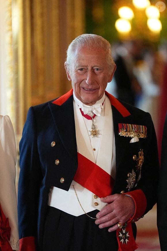 Le roi Charles III arrive au banquet d'État offert par le président français Emmanuel Macron et son épouse Brigitte Macron, au château de Windsor, dans le Berkshire, le premier jour de la visite d'État du président français au Royaume-Uni. Date de la photo : mardi 8 juillet 2025. Visite d'État du président français au Royaume-Uni… 08-07-2025… Windsor… Royaume-Uni… Crédit photo : Aaron Chown/PA Wire.