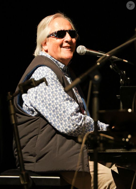 Exclusif - Gilbert Montagné - Claude Lemesle reçoit la cravate des arts et des lettres des mains de G. Davoust lors de son concert au Café de la Gare à l'occasion de son 80ème anniversaire à Paris le 12 octobre 2025. Claude Lemesle est l'un des plus grands auteurs de chansons françaises de tous les temps. Pas moins d'une centaine des innombrables chansons qu'il a écrites sont devenues des classiques.
© Coadic Guirec/Bestimage