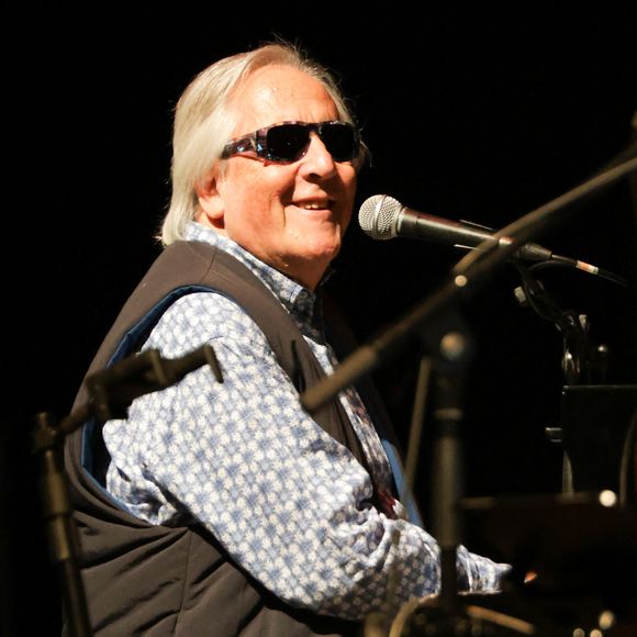 Exclusif - Gilbert Montagné - Claude Lemesle reçoit la cravate des arts et des lettres des mains de G. Davoust lors de son concert au Café de la Gare à l'occasion de son 80ème anniversaire à Paris le 12 octobre 2025. Claude Lemesle est l'un des plus grands auteurs de chansons françaises de tous les temps. Pas moins d'une centaine des innombrables chansons qu'il a écrites sont devenues des classiques.
© Coadic Guirec/Bestimage