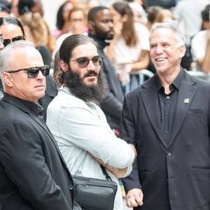 Entourée des siens et d'experts, la diva met toutefois tout en œuvre pour ne pas en arriver là et assurer un spectacle mémorable.

Nelson Angelil et Eddy Angelil, les fils de C.Dion - Céline Dion acclamée par ses fans à son arrivée au palace Royal Monceau à Paris, le 28 août 2026. 

© Bestimage