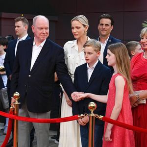 Le prince Albert II de Monaco, la princesse Charlène de Monaco, la princesse Gabriella de Monaco, comtesse de Carladès, et le prince Jacques de Monaco, marquis des Baux, assistent à l’inauguration de l’espace thématique consacré à la Principauté de Monaco à Europa-Park, à Rust, en Allemagne, le 29 juin 2026. © Dana Press/Bestimage
