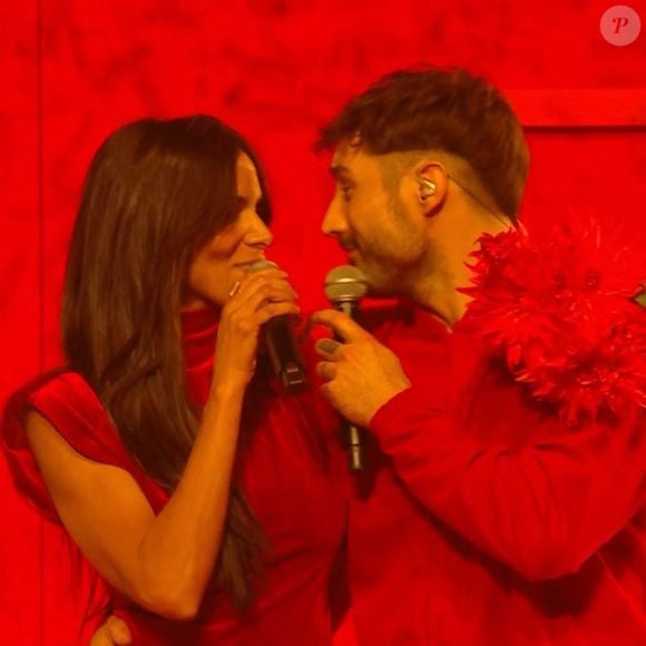 Tout en rouge, ils ont ainsi dansé (collés serrés) sur le titre Sarà perché ti amo du groupe italien Ricchi e Poveri.

Les Enfoirés 2025, TF1, 7 mars 2025