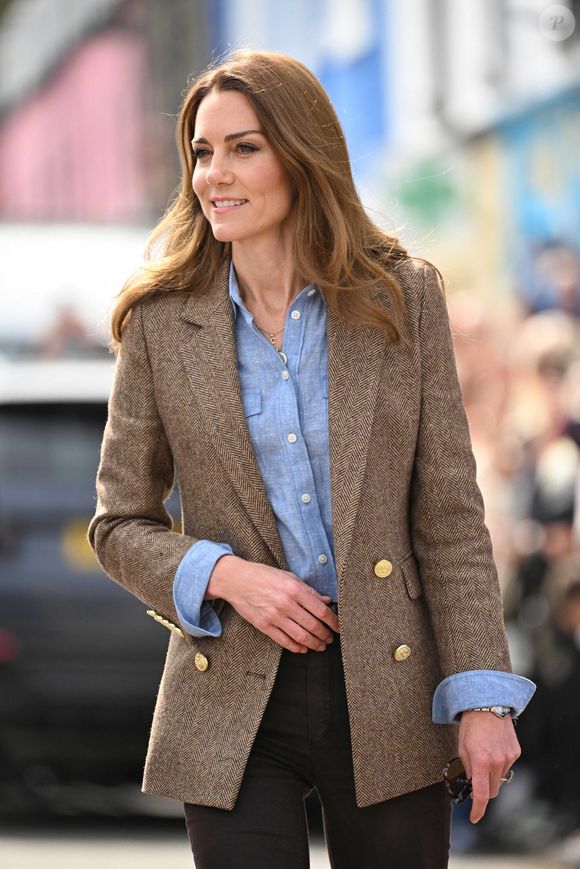 La prince et la princesse de Galles y ont rencontré Melinda French Gates, ex-femme du milliardaire Bill Gates, à la tête de Pivotal Ventures, une entreprise qui met en avant le pouvoir et l’influence des femmes
Le prince William, prince de Galles, et Catherine (Kate) Middleton, princesse de Galles, duc et duchesse de Rothesay, visitent la ville de Tobermory en Ecosse, Royaume Uni, le 29 avril 2025. © Cover Images via ZUMA Press/Bestimage