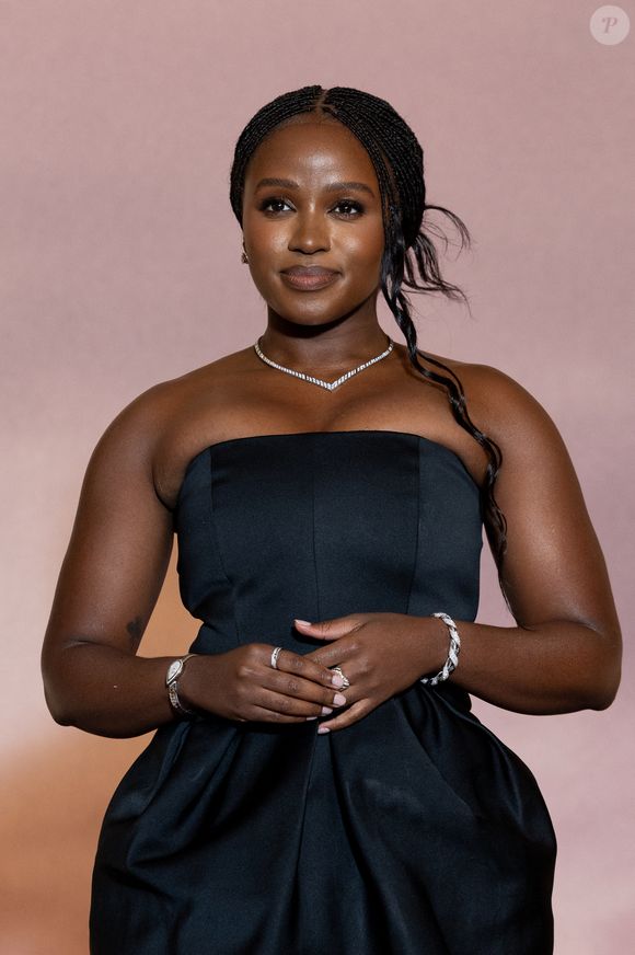 Sa relation avec la cousine de son défunt mari, Michaela

Masali Baduza - Photocall de l'avant-première mondiale parisienne de la saison 4 Netflix de "Bridgerton" au Palais Brongniart à Paris, France, le 14 janvier 2026. © Cyril Moreau/Bestimage