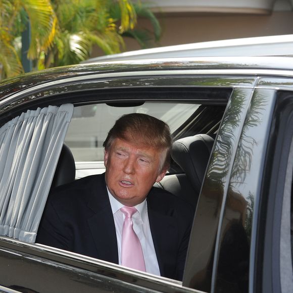 Exclusif - Donald Trump fait le signe de la victoire dans sa voiture alors qu'il se rend à la "South Florida Tea Party's Tax Day Rally" à Boca Raton, le 16 avril 2011. Agence - Bestimage