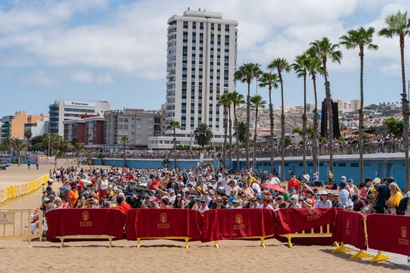 Le roi Felipe VI d'Espagne assiste à une démonstration dynamique dans le cadre des événements de la "Journée des forces armées 2025", à la plage d'Alcaravaneras,à Las Palmas de Gran Canaria le 6 juin 2025. Europa Press / Bestimage