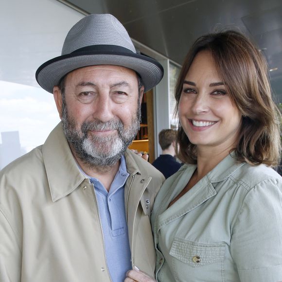 Exclusif - Kad Merad et sa femme Julia Vignali - Déjeuner dans la loge de France Télévisions lors de la Finale Hommes des Internationaux de France de Tennis de Roland Garros 2024 - Jour 15 à Paris. Le 9 Juin 2024. 
© Bertrand Rindoff / Bestimage