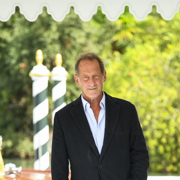 Il a ainsi accueilli la journaliste chez lui dans le quartier parisien de Saint-Germain-des-Prés

Vincent Lindon assiste à la projection de « Un Bon Petit Soldat » lors de la 83e Mostra de Venise, à la Sala Grande, le 9 septembre 2026 à Venise, en Italie.
Crédit : SGP / BESTIMAGE