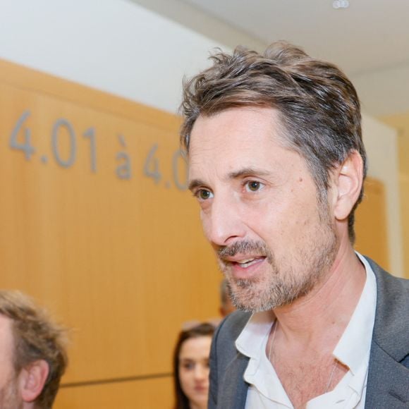 "Sur une question du tribunal, Vincent Cerutti indique être séparé avec Hapsatou Sy depuis un an et demi mais en très bons termes dans le but notamment d’élever leurs deux enfants", a rapporté le journaliste du Parisien Benoît Daragon sur X. 

Exclusif - Vincent Cerutti avec son avocat Antoine Vey lors de la deuxième suspension d'audience de son procès, pour atteinte sexuelle, pour avoir mordu, à deux reprises, les fesses de sa collaboratrice chez Chérie FM en 2015, Caroline Barel, au tribunal correctionnel de Paris, France, le 9 décembre 2025. 
© Julien Sarkissian/Bestimage