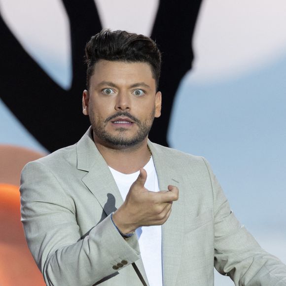 Kev Adams - Enregistrement de l'émission "L'humour à la plage" pour la 2eme édition du festival de Juan les Pins à la pinède Gould le 27 juin 2025. © Bruno Bebert / Bestimage