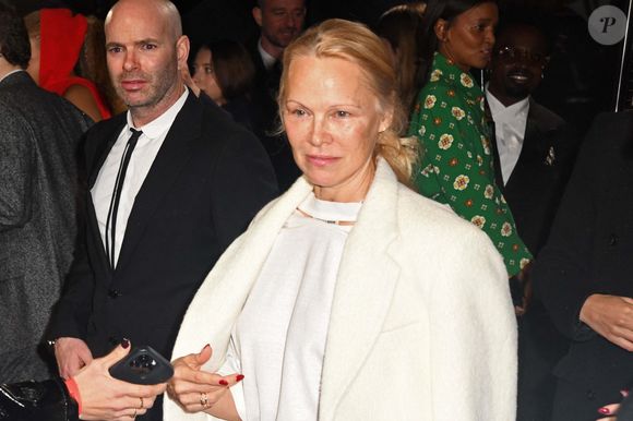 Pamela Anderson est désormais aussi connue pour s’afficher sans maquillage afin de se sentir plus authentique.

Pamela Anderson à Londres.
© Backgrid UK/ Bestimage