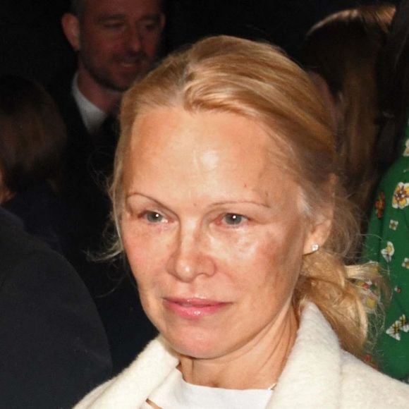Pamela Anderson est désormais aussi connue pour s’afficher sans maquillage afin de se sentir plus authentique.

Pamela Anderson à Londres.
© Backgrid UK/ Bestimage