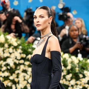 Si la star de "Titanic" se la joue low profile, ce n'est pas le cas de sa petite amie Vittoria Ceretti. 


Au Met Gala : Vittoria Ceretti en avril 2025 Backgrid USA / Bestimage
