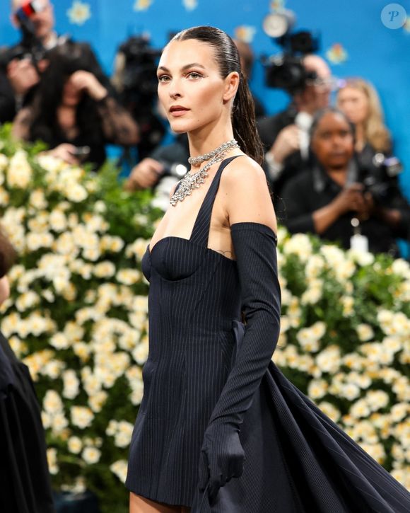 Si la star de "Titanic" se la joue low profile, ce n'est pas le cas de sa petite amie Vittoria Ceretti. 


Au Met Gala : Vittoria Ceretti en avril 2025 Backgrid USA / Bestimage