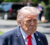 Seul Donald Trump est officiellement banni, mais d’autres noms circulent.

Le président américain Donald Trump arrive sur la pelouse sud de la Maison Blanche pour parler aux membres des médias le vendredi 1er mai 2026. © Andrew Leyden/ZUMA Press Wire / Bestimage