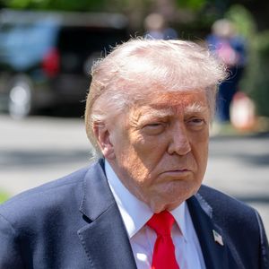 Seul Donald Trump est officiellement banni, mais d’autres noms circulent.

Le président américain Donald Trump arrive sur la pelouse sud de la Maison Blanche pour parler aux membres des médias le vendredi 1er mai 2026. © Andrew Leyden/ZUMA Press Wire / Bestimage