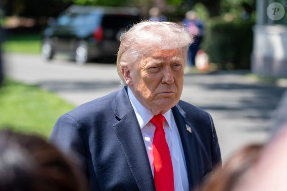 Seul Donald Trump est officiellement banni, mais d’autres noms circulent.

Le président américain Donald Trump arrive sur la pelouse sud de la Maison Blanche pour parler aux membres des médias le vendredi 1er mai 2026. © Andrew Leyden/ZUMA Press Wire / Bestimage
