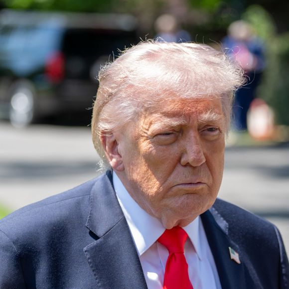 Seul Donald Trump est officiellement banni, mais d’autres noms circulent.

Le président américain Donald Trump arrive sur la pelouse sud de la Maison Blanche pour parler aux membres des médias le vendredi 1er mai 2026. © Andrew Leyden/ZUMA Press Wire / Bestimage
