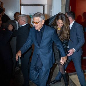 Il veut offrir une vie plus calme à ses jumeaux Alexander et Ella.
George Clooney et sa femme Amal Alamuddin à la sortie du Royal Monceau après l'avant-première française du film Netflix Jay Kelly au Christine Cinéma Club à Paris, France, le 24 novembre 2025. © Yoann Ouahcene/Bestimage