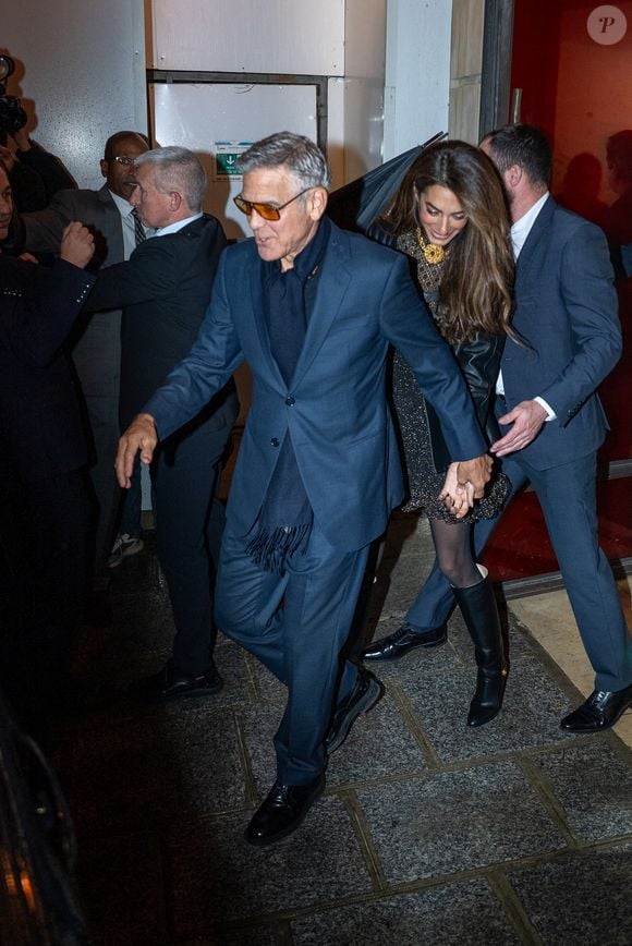 Il veut offrir une vie plus calme à ses jumeaux Alexander et Ella.
George Clooney et sa femme Amal Alamuddin à la sortie du Royal Monceau après l'avant-première française du film Netflix Jay Kelly au Christine Cinéma Club à Paris, France, le 24 novembre 2025. © Yoann Ouahcene/Bestimage