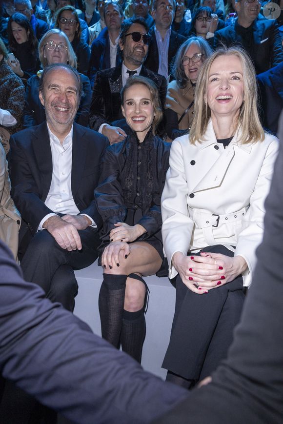 Xavier Niel, Natalie Portman et Delphine Arnault au front row au défilé Christian Dior Mode Féminine Prêt-À-Porter Automne/Hiver 2025-2026 lors de la Fashion Week de Paris (PFW), à Paris, France, le 4 mars 2025. © Olivier Borde/Bestimage
