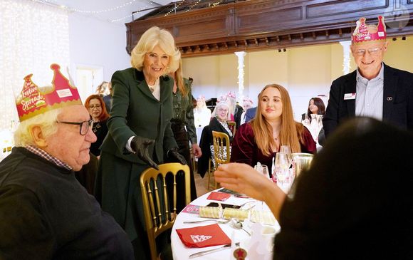 Camilla Parker Bowles, reine consort d'Angleterre, assiste au déjeuner de Noël de l'association Royal Voluntary Service à Londres, le 11 décembre 2024.