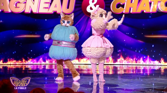 Il a chanté en duo avec le chaton, un personnage de la saison précédente

L'Agneau de Mask Singer 8 avec le Chaton, capture d'écran TF1