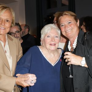 Exclusif -  Muriel Robin, Line Renaud et Marina Carrère d'Encausse - 6ème remise du prix "Fonds de dotation Line Renaud-Loulou Gasté" pour la recherche médicale à la Maison de la Recherche à Paris le 25 novembre 2024. Chaque année un prix, assorti d’une dotation financière de 60 000 euros à un chercheur et à son équipe afin de récompenser et d’accompagner une avancée scientifique majeure.
LES TROIS GRANDES ACTIONS DU FONDS DE DOTATION
1. La remise annuelle du prix Line Renaud-Loulou Gasté pour la Recherche Médicale, avec le soutien amical de la Fondation pour la Recherche Médicale. Cette distinction a pour but de saluer une avancée scientifique majeure, tous domaines confondus. Le Fonds accompagne ce prix d’une dotation financière au chercheur désigné et à son équipe.
2. La réalisation, le soutien et le financement de toute action d'intérêt général contribuant à la recherche médicale.
3. La réalisation, le soutien et le financement de tout organisme sans but lucratif venant en aide aux personnes en situation de handicap, malvoyantes ou en difficulté.
LES AUTRES ACTIONS DU FONDS DE DOTATION
Le financement à la formation d’un chien d’assistance pour les malvoyants et le financement à hauteur de 20 000 euros à l’association Sidaction pour la recherche contre le Sida
© Coadic Guirec/Bestimage