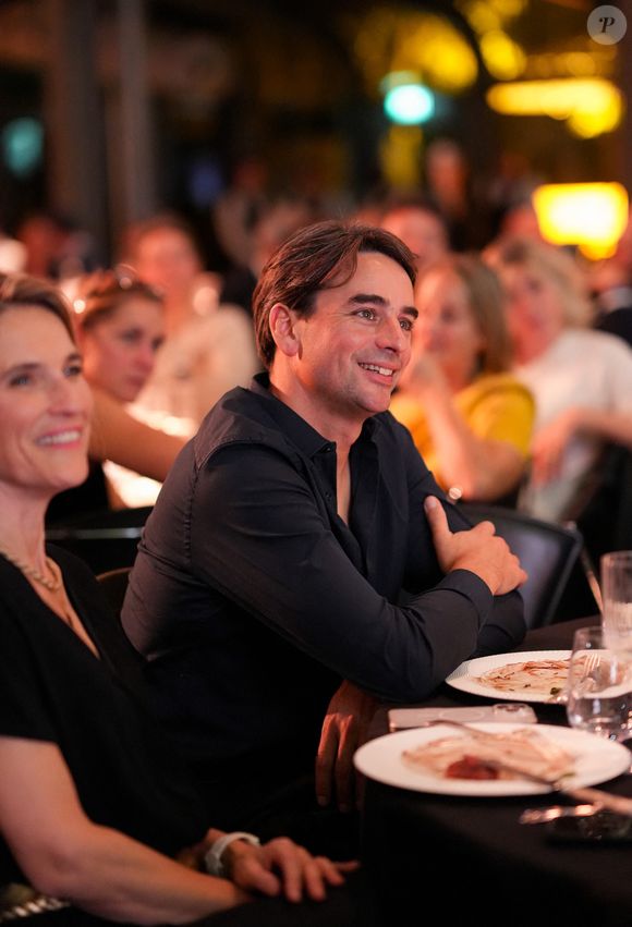 Avec sa femme également journaliste et leurs enfants, la figure de France 2 a notamment trouvé un petit cocon du côté de la Normandie qu'il rejoint chaque week-end.

Julian Bugier lors de la soirée annuelle de gala de l'association Hope au pavillon Gabriel à Paris le 14 octobre 2025.


© Anne-Sophie Guebey / Bestimage