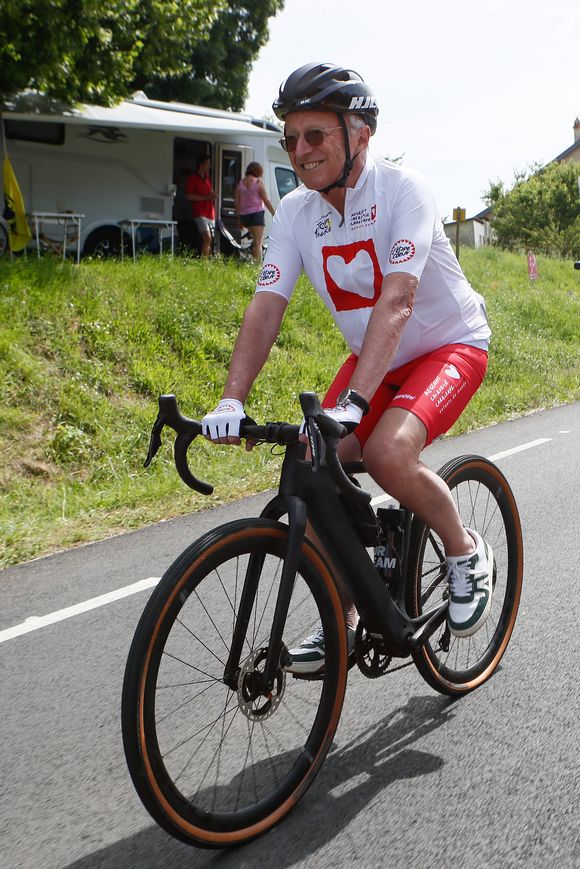 Exclusif - Nelson Monfort - Etape du coeur de l'association Mécénat Chirurgie Cardiaque "MCC" lors du Tour de France 2024 entre Nuits-Saint-Georges et Gevrey-Chambertin, France, le 5 juillet 2024 © Christophe Clovis/Bestimage