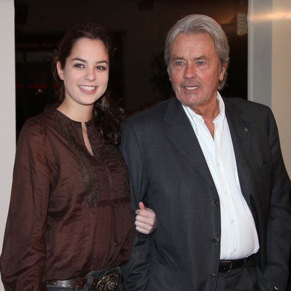 Sans parler de ses inimitiés avec sa soeur Anouchka, fille chérie de son père alors qu'Alain-Fabien a toujours été relégué aux oubliettes.

Alain Delon et sa fille Anouchka Delon en 2013 À Paris
©Agence / Bestimage