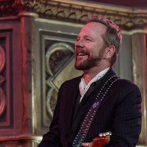 Le 12 mai 2026, Londres, Royaume-Uni : Kiefer Sutherland sur scène avec son groupe. Kiefer Sutherland joue à la London Union Chapel avec son groupe dans le cadre de sa tournée ' Love Will Bring You Home ' 2026. (Crédit photo : © Bonnie Britain/SOPA Images via ZUMA Press / Bestimage Wire / Bestimage)