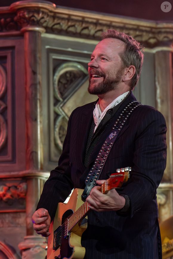 Le 12 mai 2026, Londres, Royaume-Uni : Kiefer Sutherland sur scène avec son groupe. Kiefer Sutherland joue à la London Union Chapel avec son groupe dans le cadre de sa tournée ' Love Will Bring You Home ' 2026. (Crédit photo : © Bonnie Britain/SOPA Images via ZUMA Press / Bestimage Wire / Bestimage)