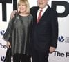 Après avoir déjà abandonné la direction générale du groupe au profit de Greg Abel en janvier 2026, il devient désormais président émérite tout en restant membre du conseil.

Warren Buffett et sa fille Susan Alice Buffett à la première de "The Post" (Pentagon Papers) à Washington le 14 décembre 2017. Action Press / Bestimage
