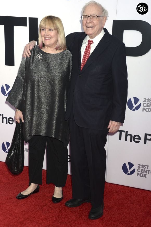 Après avoir déjà abandonné la direction générale du groupe au profit de Greg Abel en janvier 2026, il devient désormais président émérite tout en restant membre du conseil.

Warren Buffett et sa fille Susan Alice Buffett à la première de "The Post" (Pentagon Papers) à Washington le 14 décembre 2017. Action Press / Bestimage