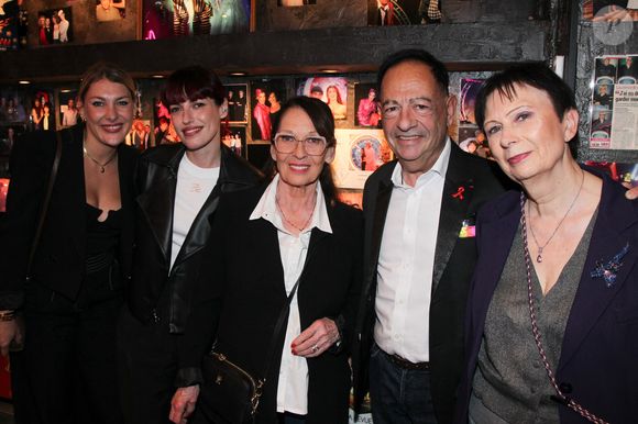 Exclusif - Guest, Jennifer Ayache, sa mère Chantal Lauby, Jean-Luc Romero-Michel, guest lors de la soirée de présentation de la nouvelle revue au Artishow Cabaret à Paris le 2 juin 2025. Le cabaret fête aussi son 250 000 ème spectateur.

© Philippe Baldini / Bestimage
