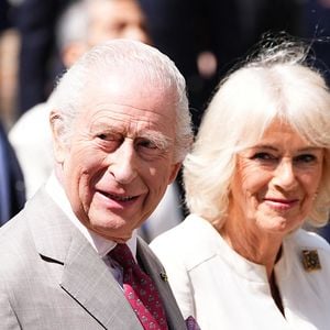 Photo d'archives du 10/04/25 du roi Charles III et de la reine Camilla arrivant sur la Piazza San Francesco à Ravenne, avant une visite à la tombe de Dante, où ils entendront une lecture de la Divine Comédie de Dante, le dernier jour de leur visite d'État de quatre jours en Italie. Date d'émission : dimanche 28 décembre 2025. ... Année royale 2025 ... 28-12-2025 ... Ravenne ... Italie ... Le crédit photo doit être lu comme suit : Aaron Chown/PA Wire/ABACAPRESS.COM