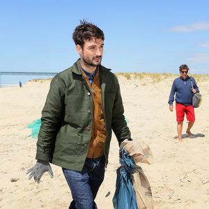 Exclusif - Le chanteur Jérémy Frérot, mari de L. Manaudou, accompagné d'une trentaine de bénévoles, a décidé cette année de lancer une opération de nettoyage de plages, "Initiatives oceanes" animée et dirigée par lui-même. Avec l'aide de Surfrider il a lancé cette collecte sur une de ses plages préférées depuis son enfance ici, entre Arcachon et les Landes le 3 Mai 2019. © Patrick Bernard/ Bestimage