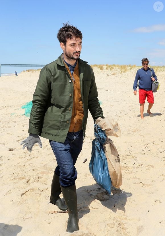 Exclusif - Le chanteur Jérémy Frérot, mari de L. Manaudou, accompagné d'une trentaine de bénévoles, a décidé cette année de lancer une opération de nettoyage de plages, "Initiatives oceanes" animée et dirigée par lui-même. Avec l'aide de Surfrider il a lancé cette collecte sur une de ses plages préférées depuis son enfance ici, entre Arcachon et les Landes le 3 Mai 2019. © Patrick Bernard/ Bestimage
